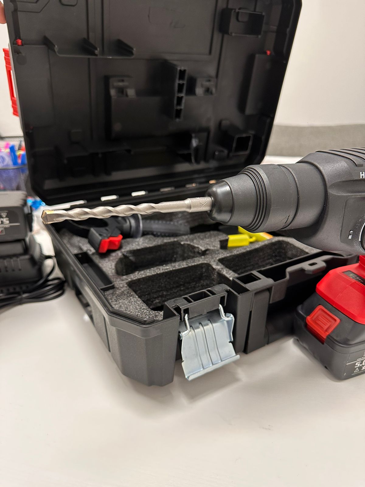 AKKUMULÁTOROS ÜTVEFÚRÓ 2x5.0Ah Li-ion AKKUMULÁTOR 26 mm BITEKKEL KALAPÁCS SZERSZÁMOKKAL