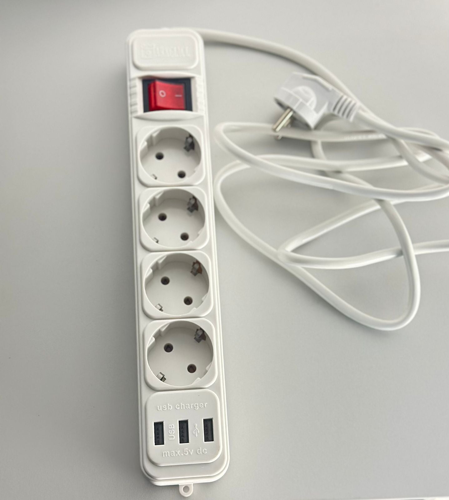 Hosszabbítókábel (4 aljzat, 3 USB bemenet) 2 darab