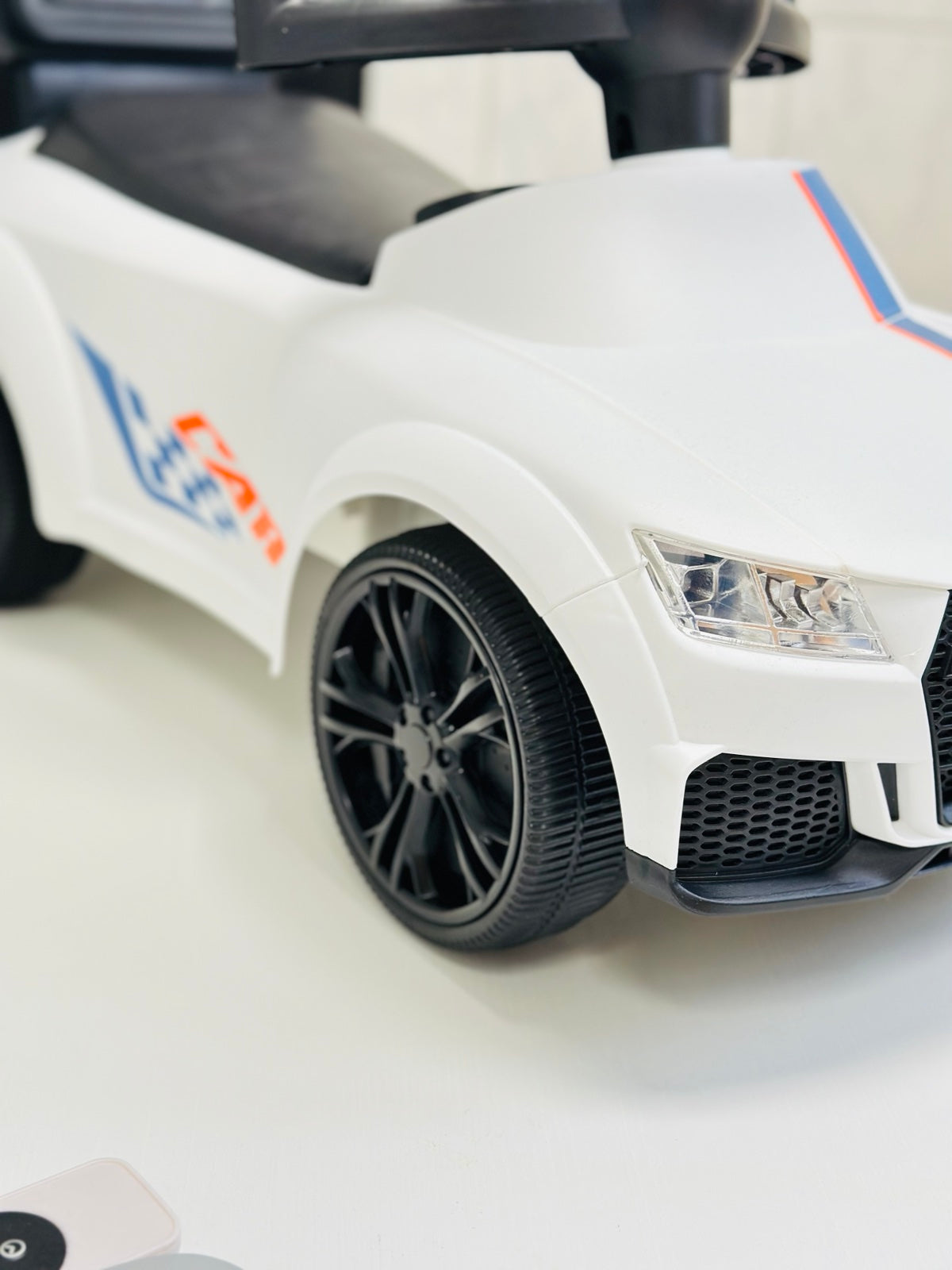 TOLÓAUTÓ FOGANATTAL ÉS ZENÉVEL